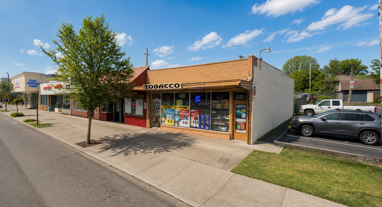 1915 & 1917 Broadway Ave, Everett WA — MU15 development site with existing retail buildings